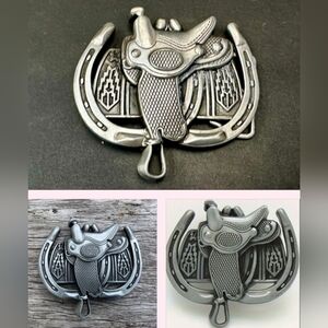 Beautiful silver western horse saddle horseshoe belt buckle fits 1.5" belt.
